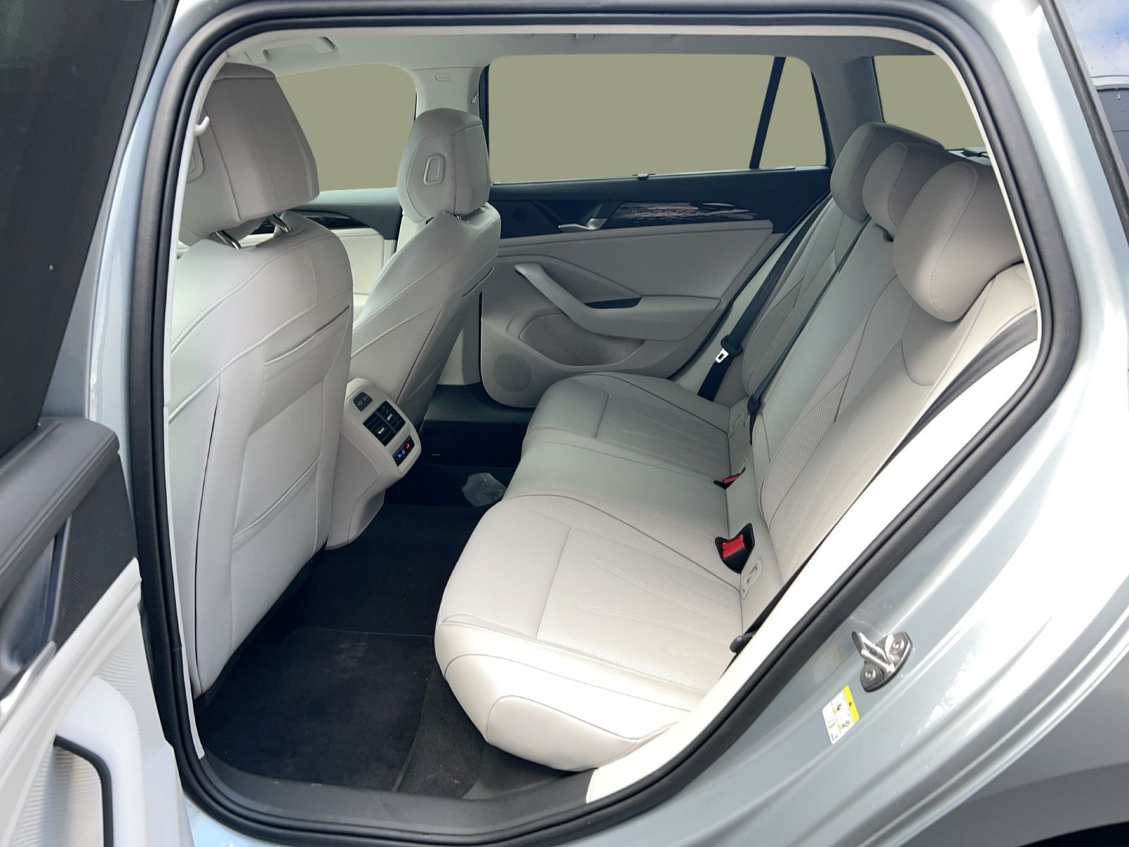 Fahrzeug autohaus mense Fahrzeugabbildung Volkswagen Passat Variant 1.5 TSI eHybrid IQ.Light|Matrix