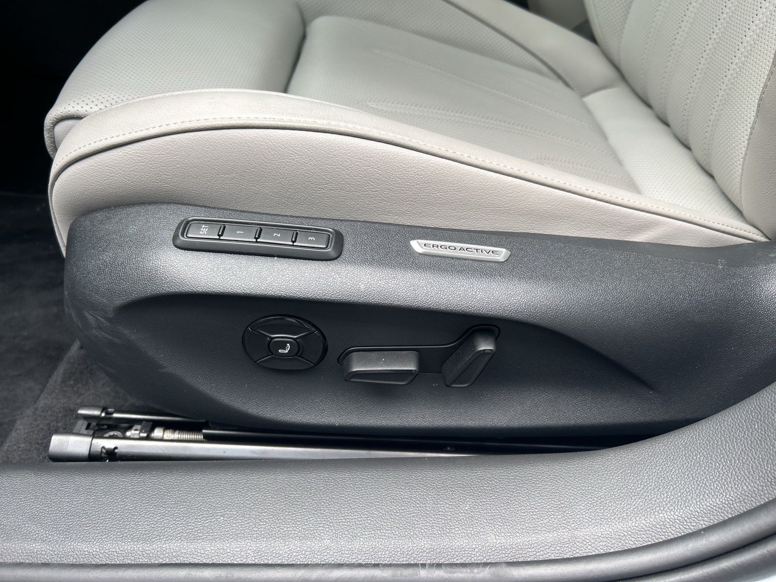 Fahrzeug autohaus mense Fahrzeugabbildung Volkswagen Passat Variant 1.5 TSI eHybrid IQ.Light|Matrix