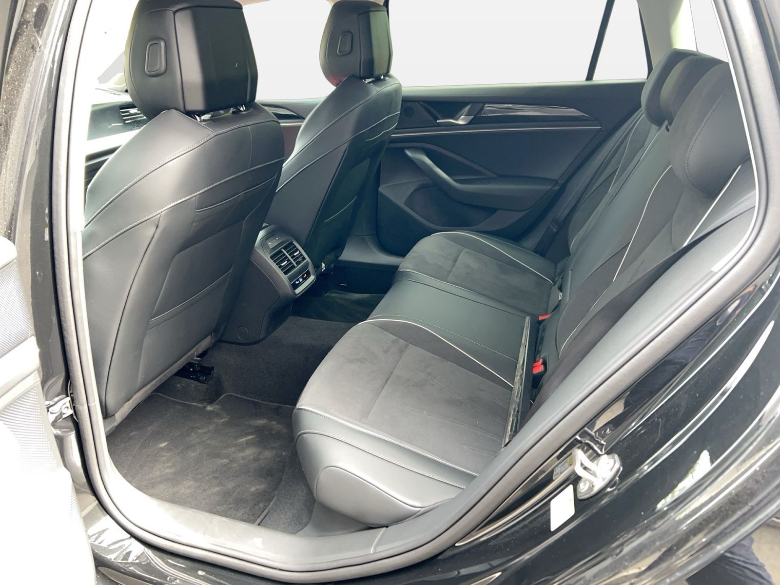 Fahrzeugabbildung Volkswagen Passat Variant 1.5 TSI eHybrid DSG Business
