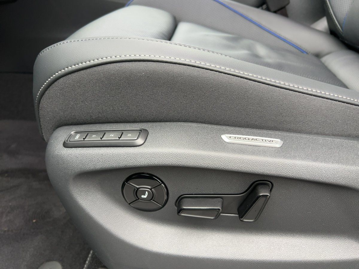 Fahrzeugabbildung Volkswagen Tiguan TDI 4M R-Line AHK BlackStyle Leder Nav 36