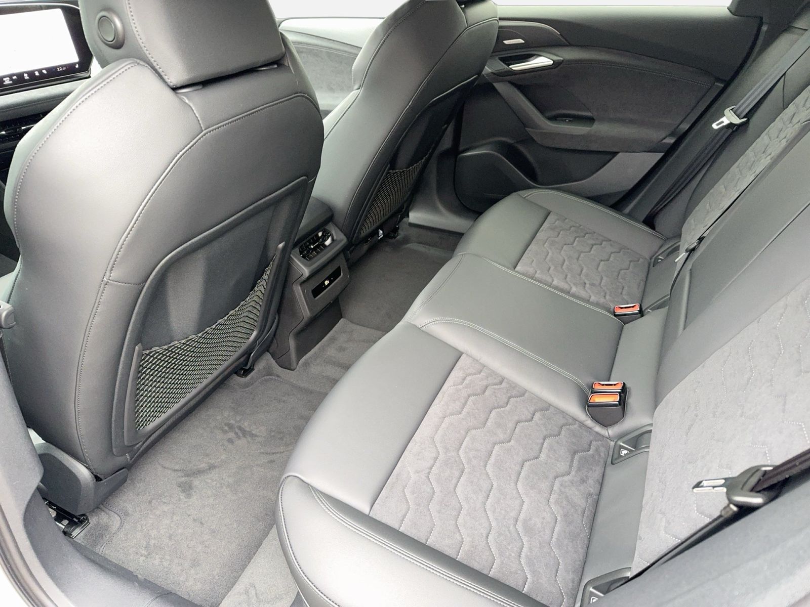Fahrzeugabbildung Audi A6 e-tron Avant quattro S line business Matrix