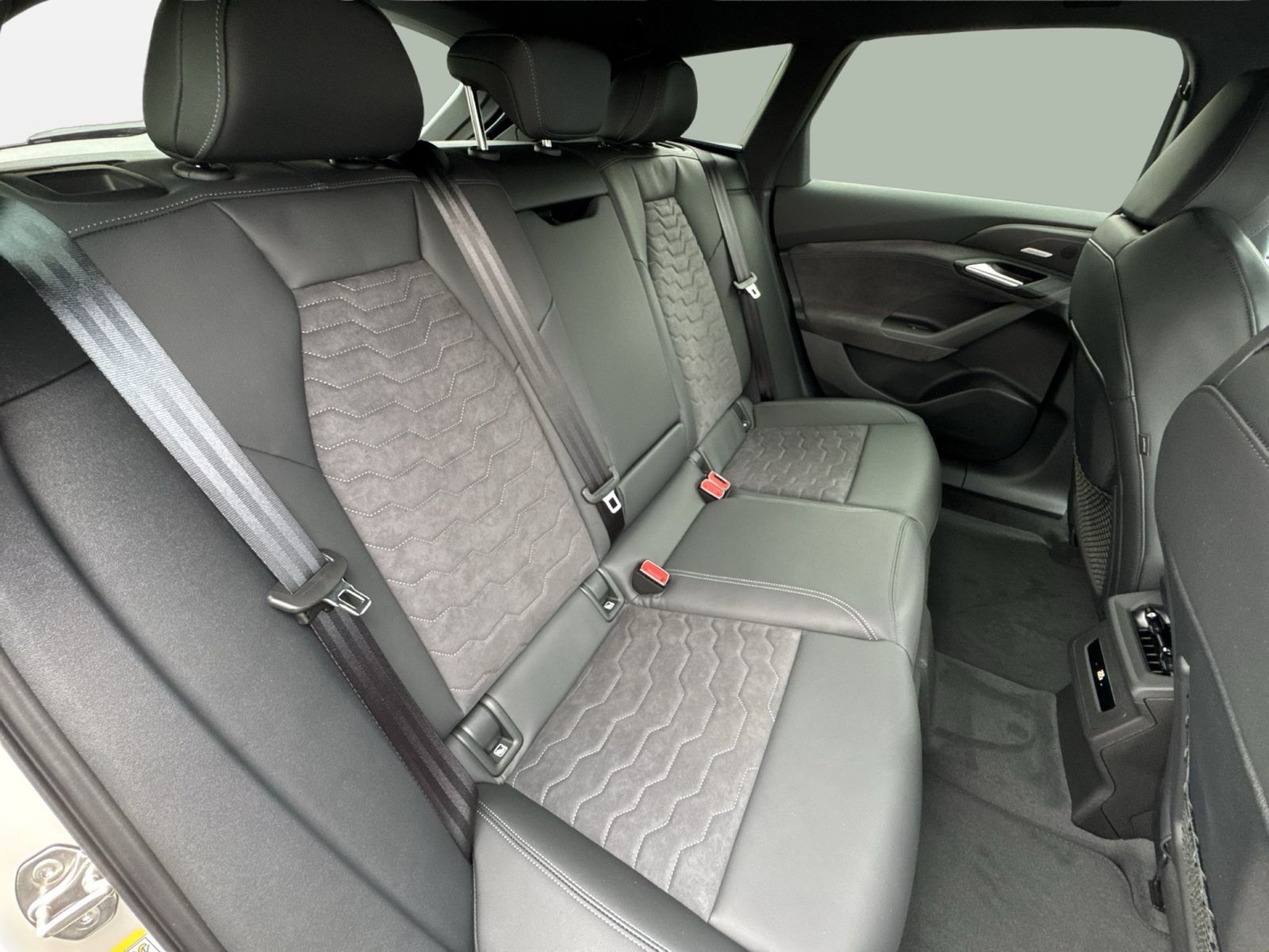 Fahrzeugabbildung Audi A6 e-tron Avant quattro S line business Matrix