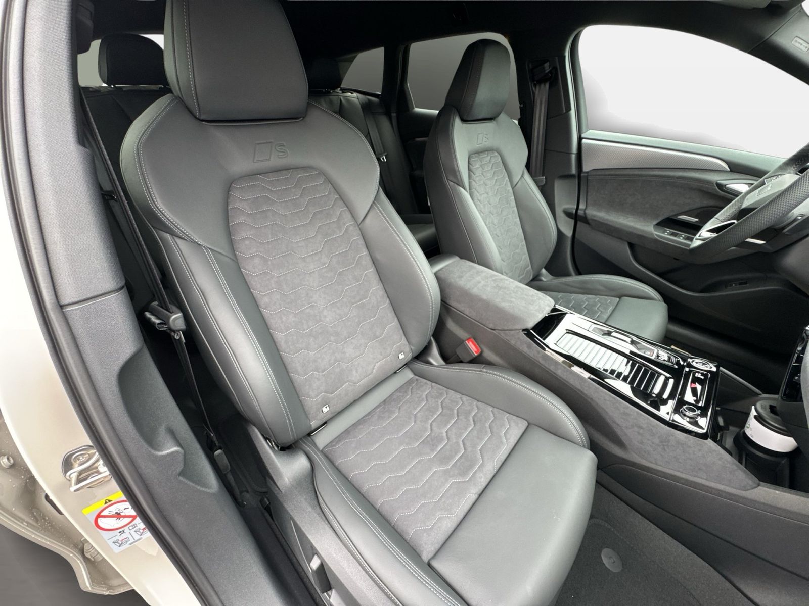 Fahrzeugabbildung Audi A6 e-tron Avant quattro S line business Matrix
