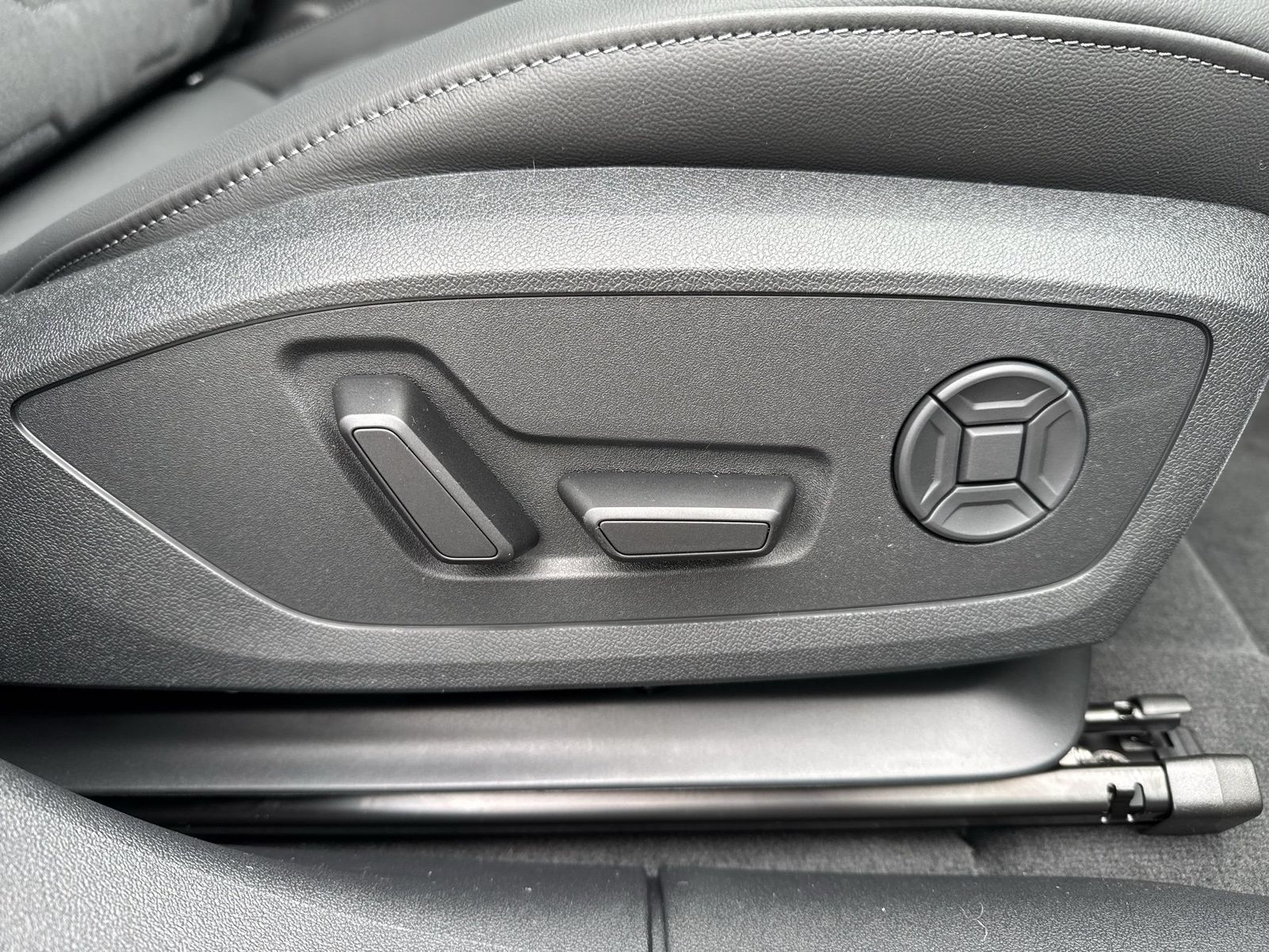 Fahrzeugabbildung Audi A6 e-tron Avant quattro S line business Matrix