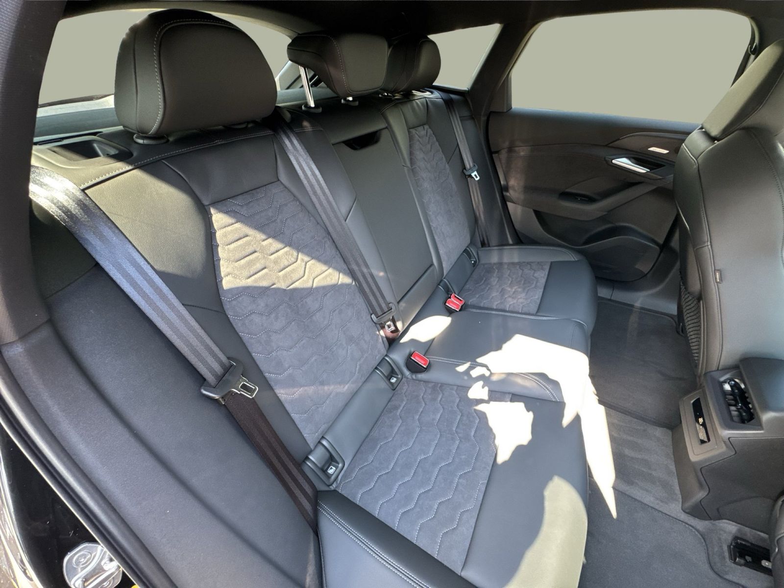 Fahrzeugabbildung Audi A6 e-tron Avant quattro S line business Matrix