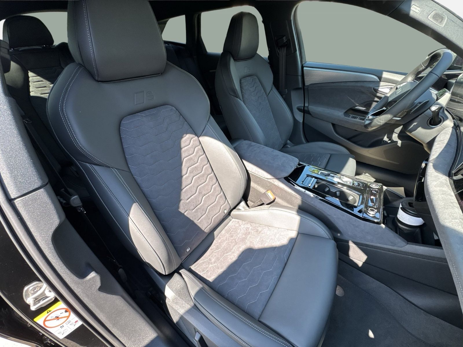 Fahrzeugabbildung Audi A6 e-tron Avant quattro S line business Matrix