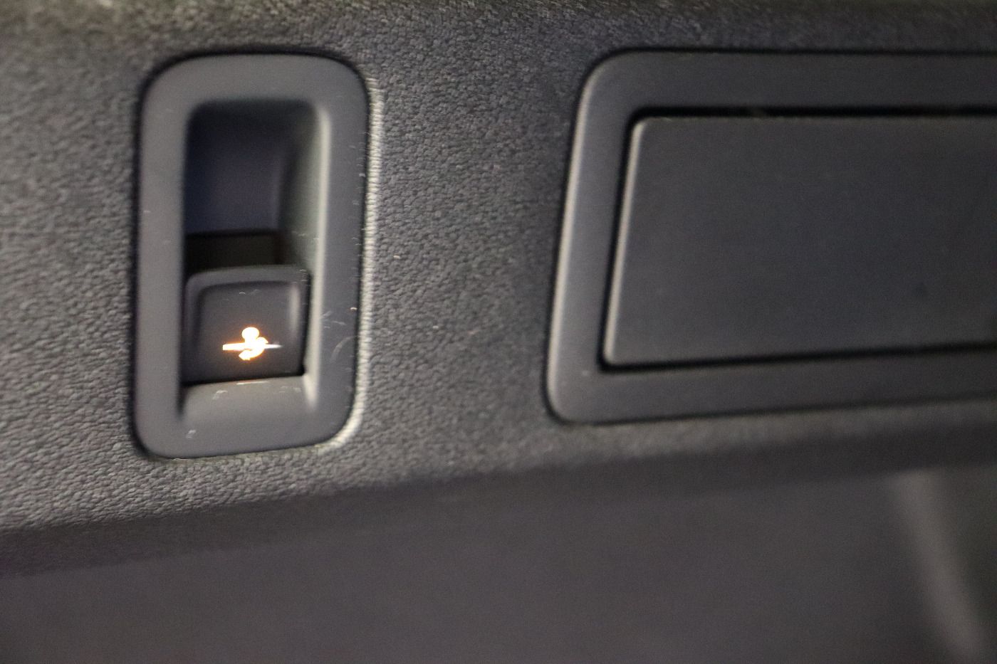 Fahrzeugabbildung Volkswagen Tiguan 2.0 TDI DSG R-Line AHK 4xSHZG