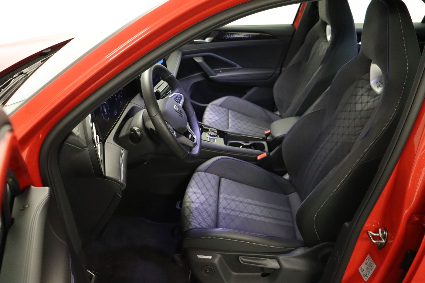 Fahrzeugabbildung Volkswagen Tiguan 2.0 TDI DSG R-Line AHK 4xSHZG