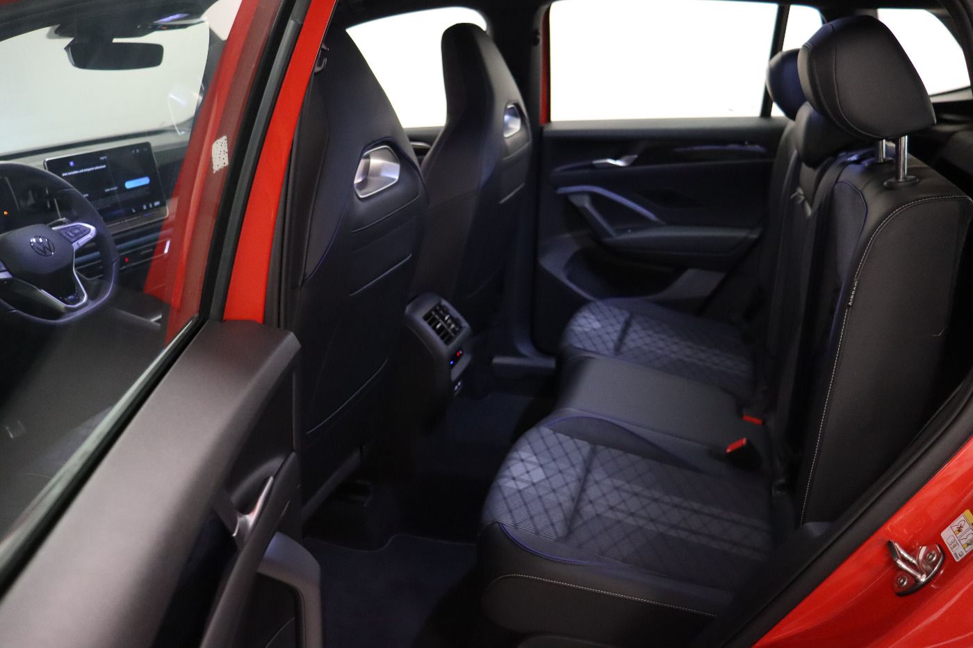 Fahrzeugabbildung Volkswagen Tiguan 2.0 TDI DSG R-Line AHK 4xSHZG