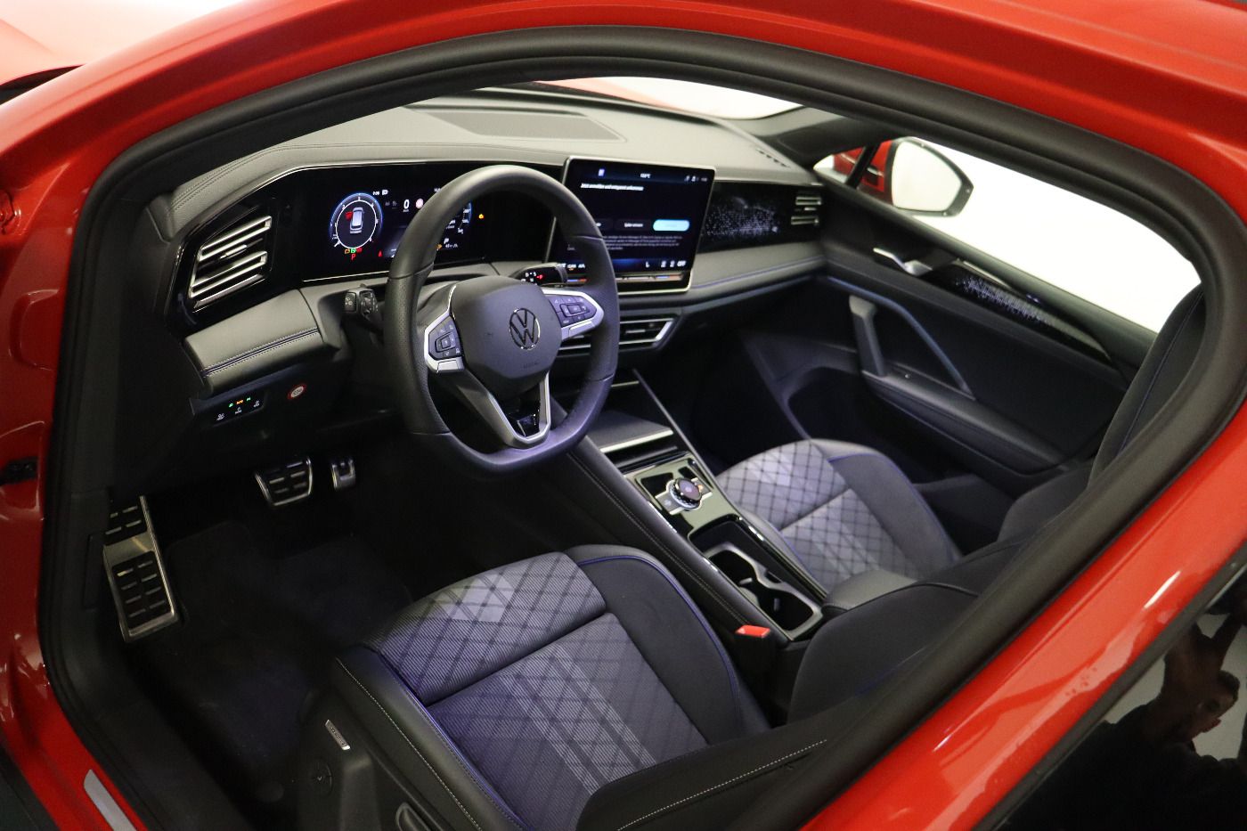 Fahrzeugabbildung Volkswagen Tiguan 2.0 TDI DSG R-Line AHK 4xSHZG