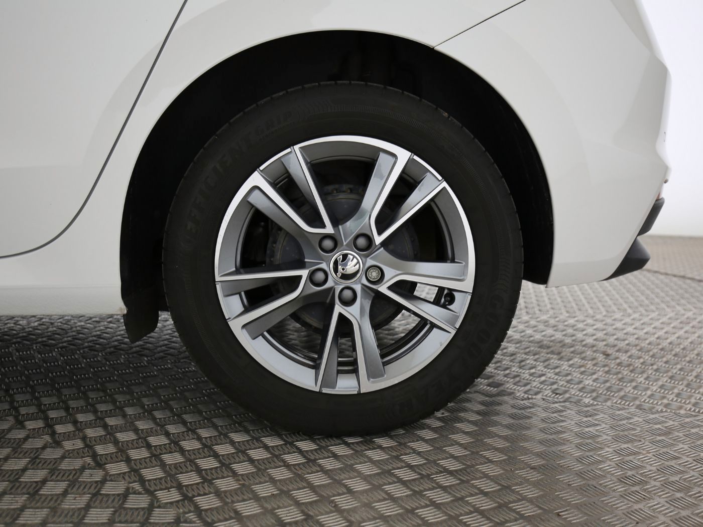 Fahrzeugabbildung SKODA Fabia 1.0 TSI Tour LED|Navi|KlimaA|LaneAss|PDC