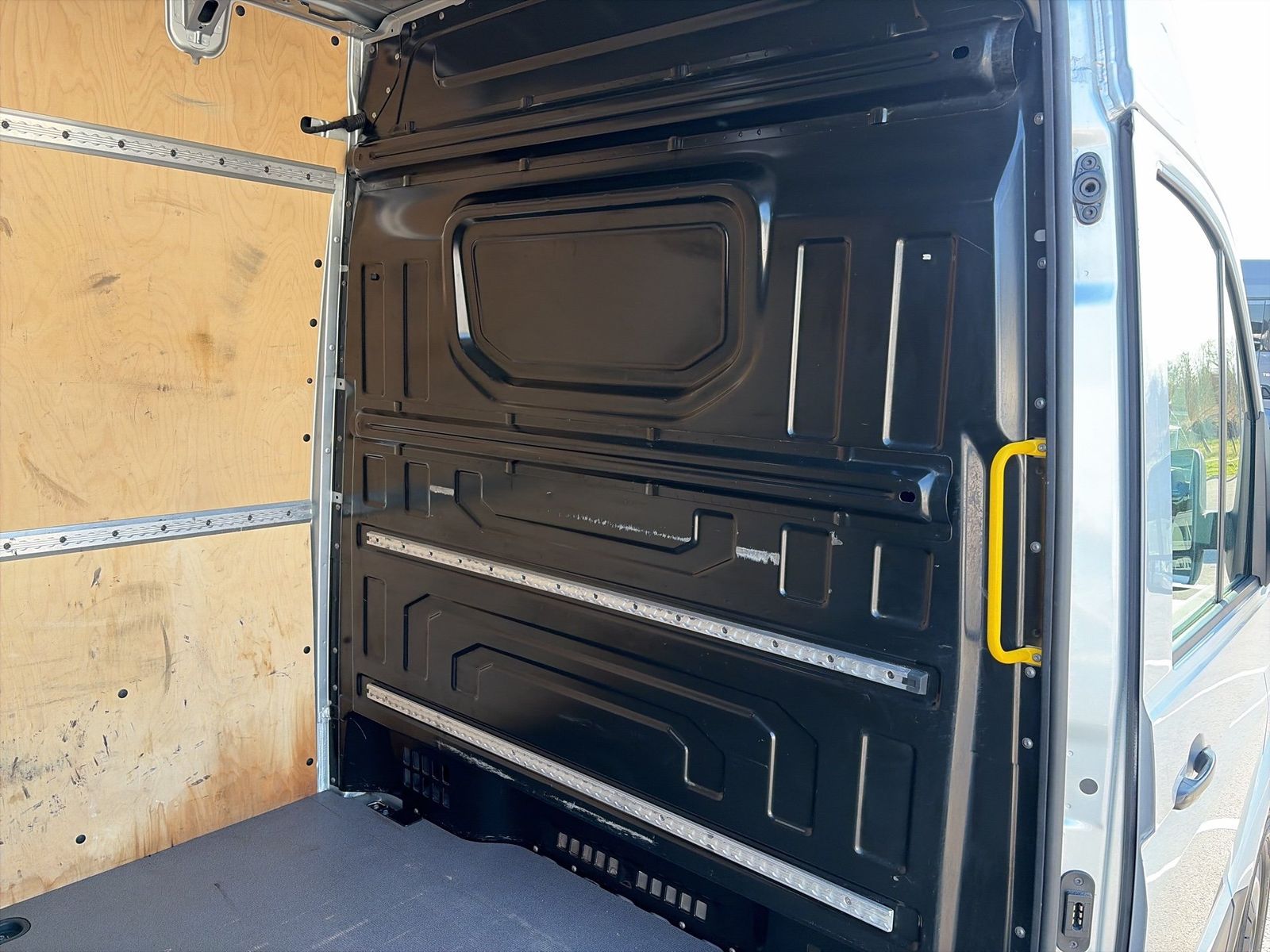 Fahrzeugabbildung Volkswagen Crafter 35 2.0 TDI RWD Kasten lang Hochdach AHK