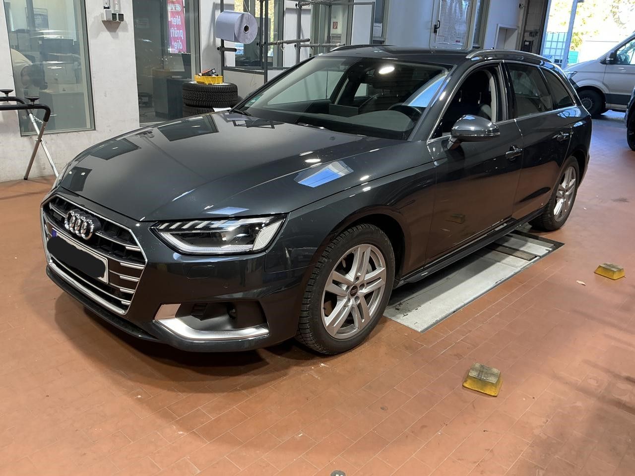Fahrzeugabbildung Audi A4 Avant 40 TDI quattro S tronic Advanced Matrix