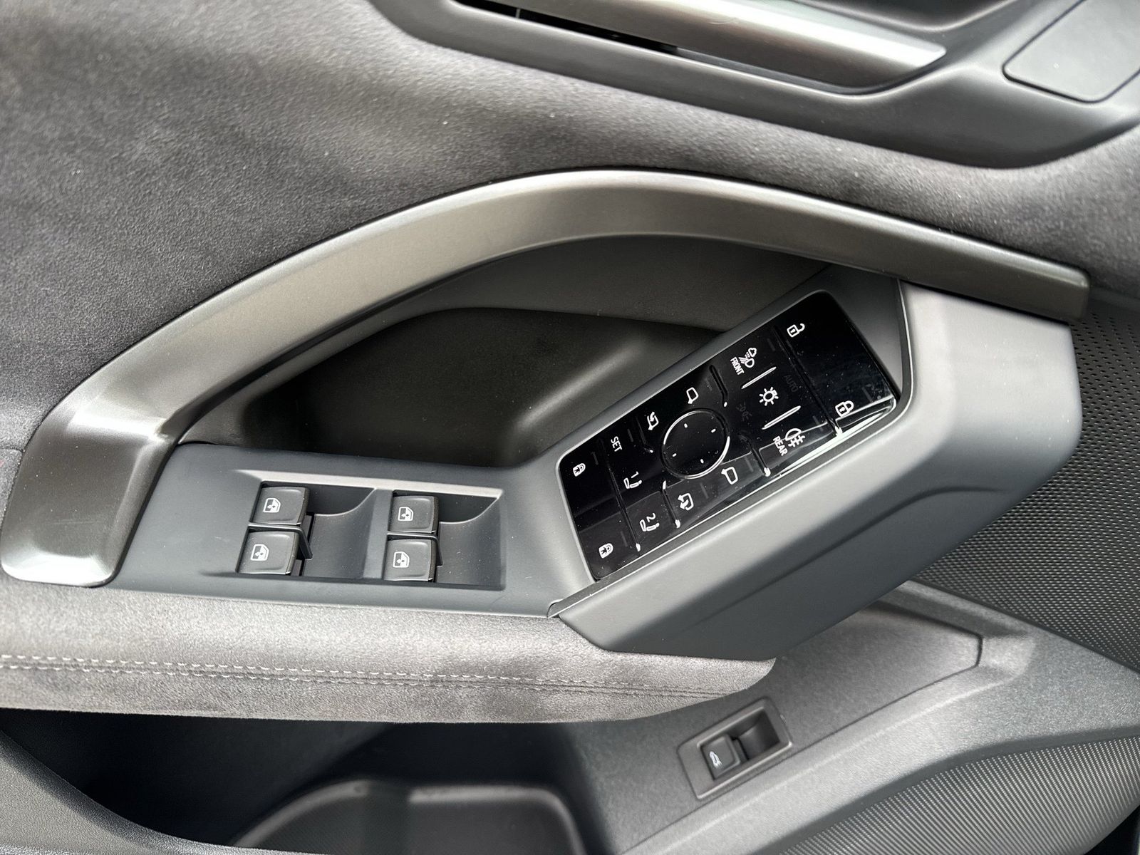 Fahrzeug autohaus mense Fahrzeugabbildung Audi Q5 SUV TDI quattro 150 kW S tronic Matrix|B&O|Te - mit KI generiert/bearbeitet