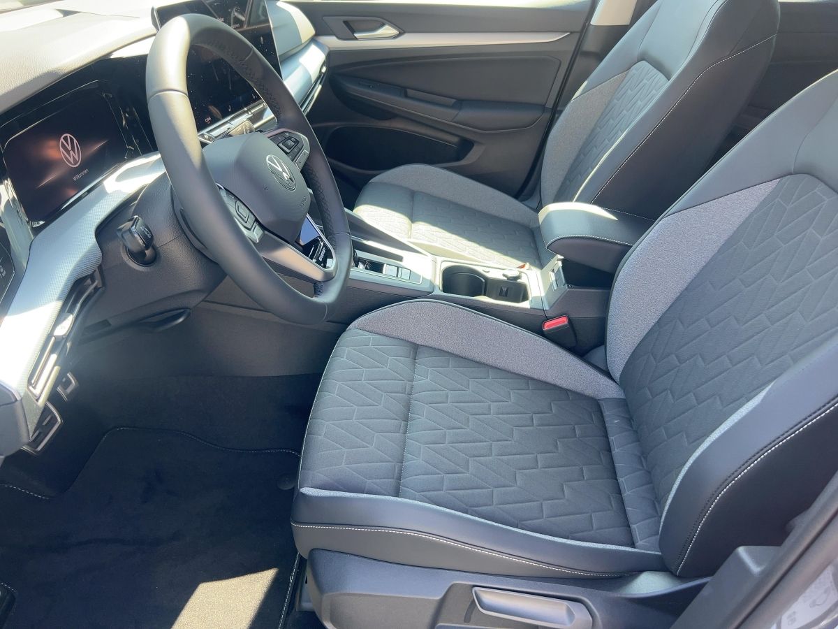 Fahrzeugabbildung Volkswagen Golf 1.5 eTSI DSG Energy AHK Navi Ganzjahresreif