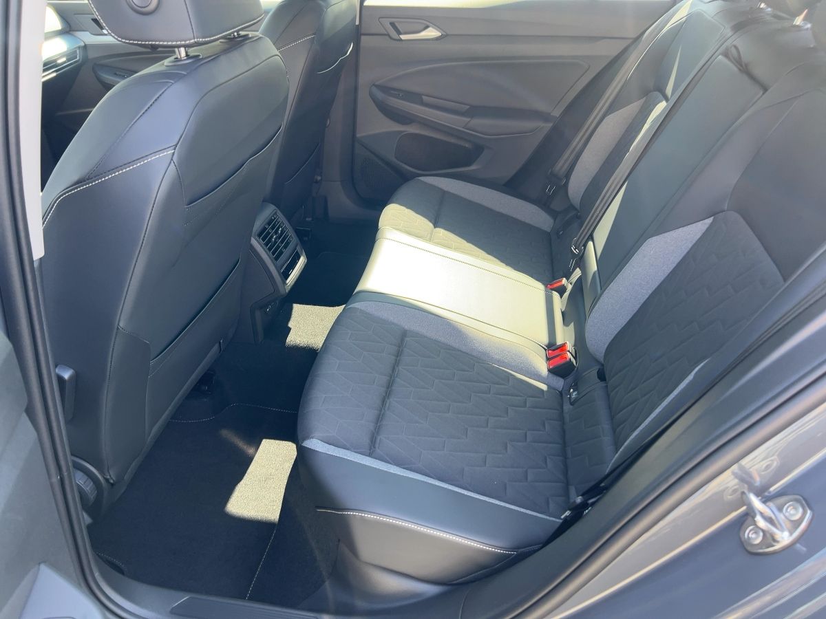 Fahrzeugabbildung Volkswagen Golf 1.5 eTSI DSG Energy AHK Navi Ganzjahresreif