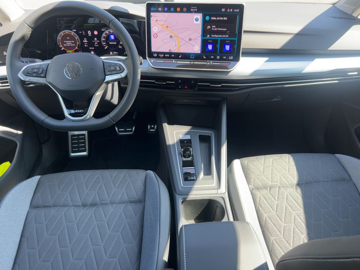 Fahrzeugabbildung Volkswagen Golf 1.5 eTSI DSG Energy AHK Navi Ganzjahresreif