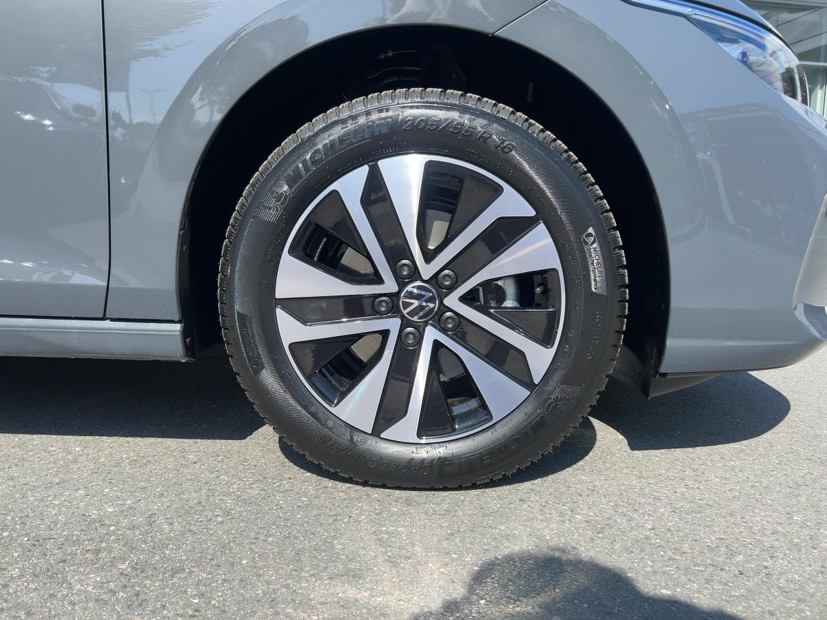 Fahrzeugabbildung Volkswagen Golf 1.5 eTSI DSG Energy AHK Navi Ganzjahresreif