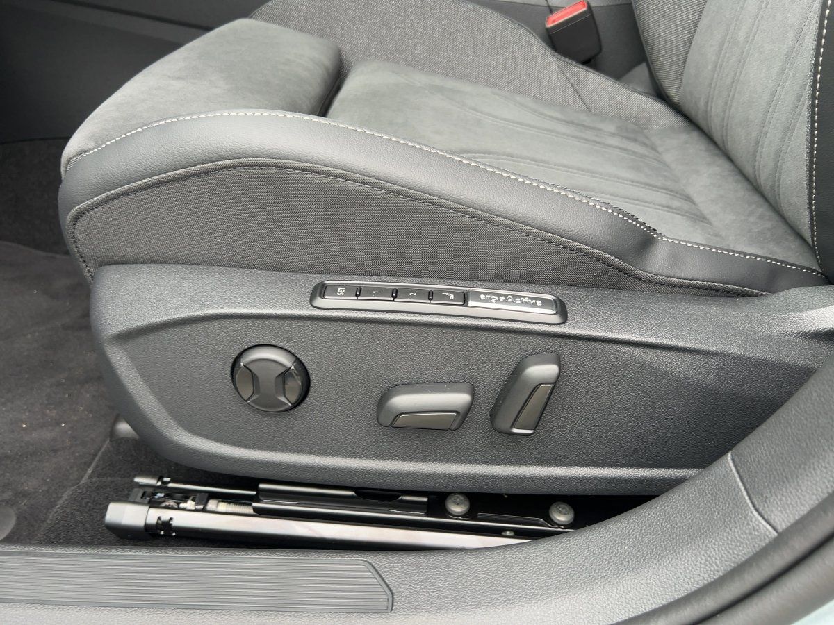 Fahrzeugabbildung Volkswagen Golf Style 1.5 eTSI DSG AHK Nav HUD 360° IQ.Ligh