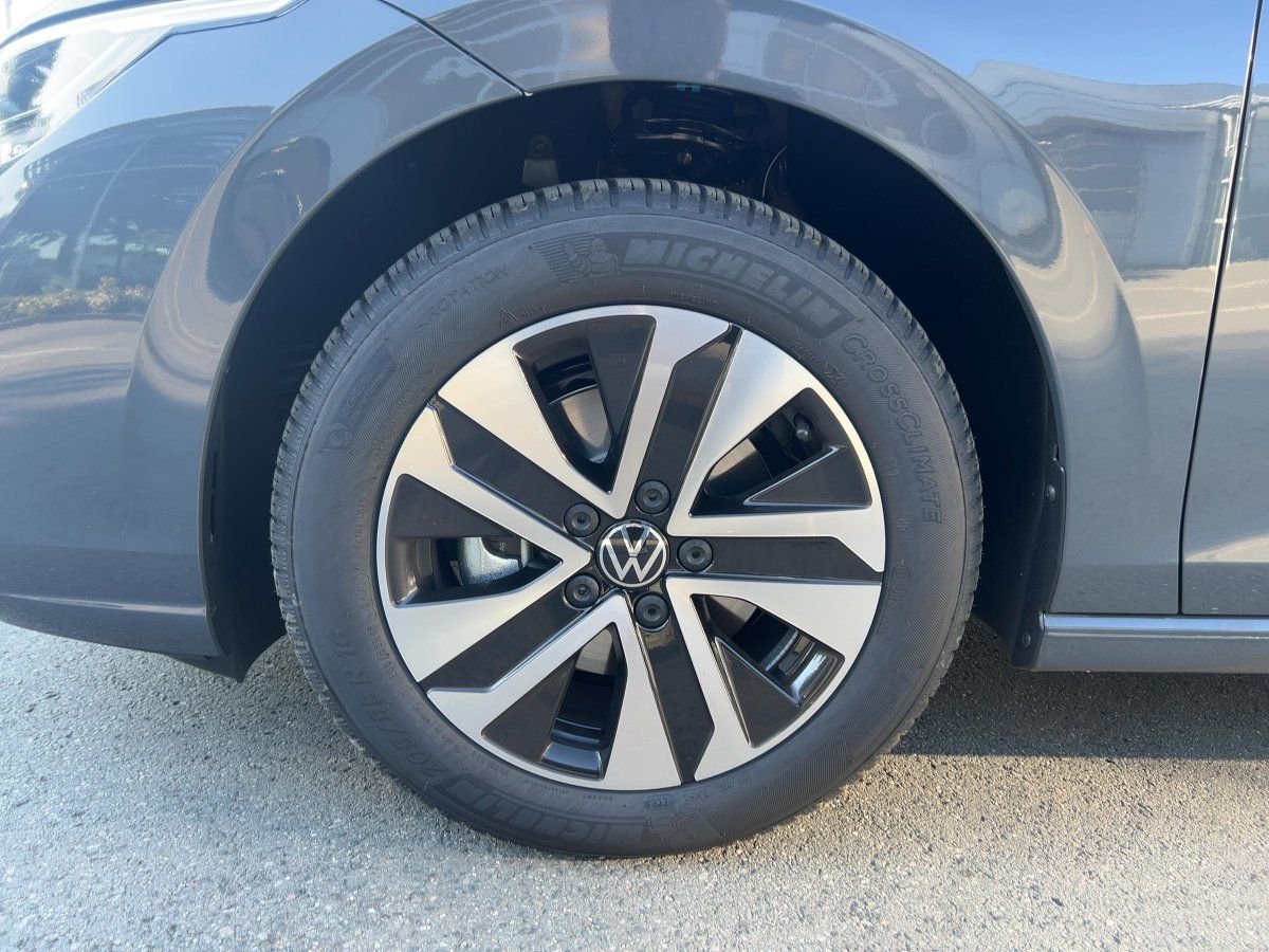 Fahrzeugabbildung Volkswagen Golf 1.5 TSI Energy Kamera Ganzjahresreifen SHZG