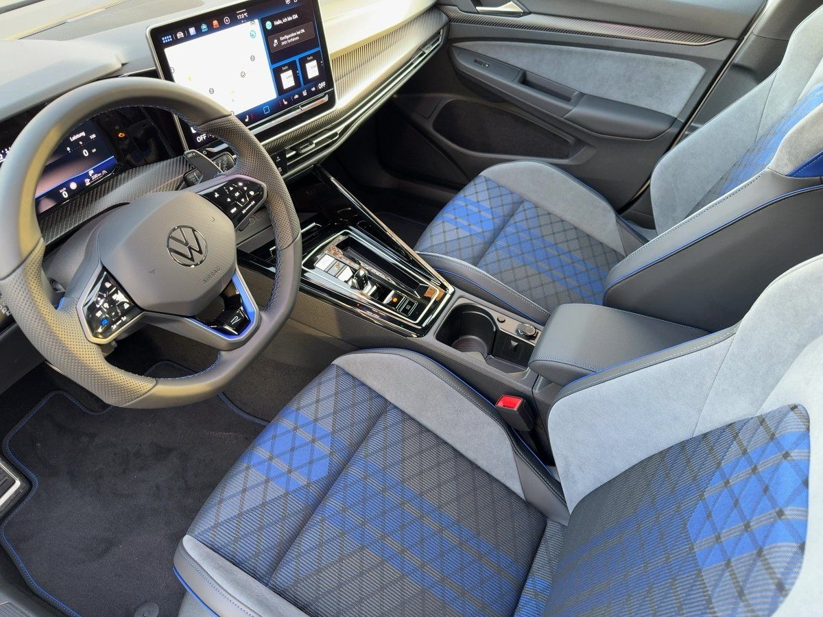 Fahrzeug autohaus mense Fahrzeugabbildung Volkswagen Golf R Black Edition Akra Pano Navi HarmanKardon