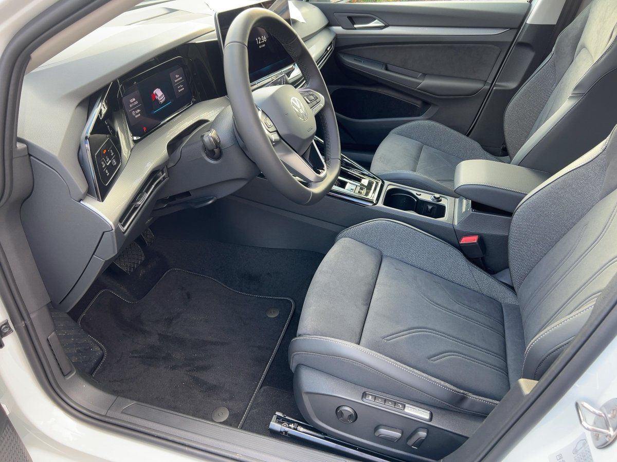 Fahrzeugabbildung Volkswagen Golf 1.5 eHybrid Style AHK Navi HUD Pano DCC ASG