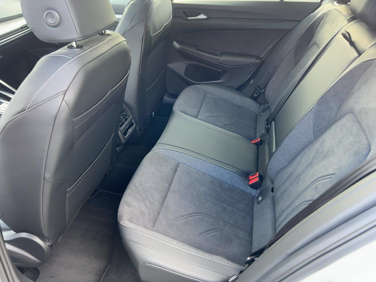 Fahrzeugabbildung Volkswagen Golf 1.5 eHybrid Style AHK Navi HUD Pano DCC ASG