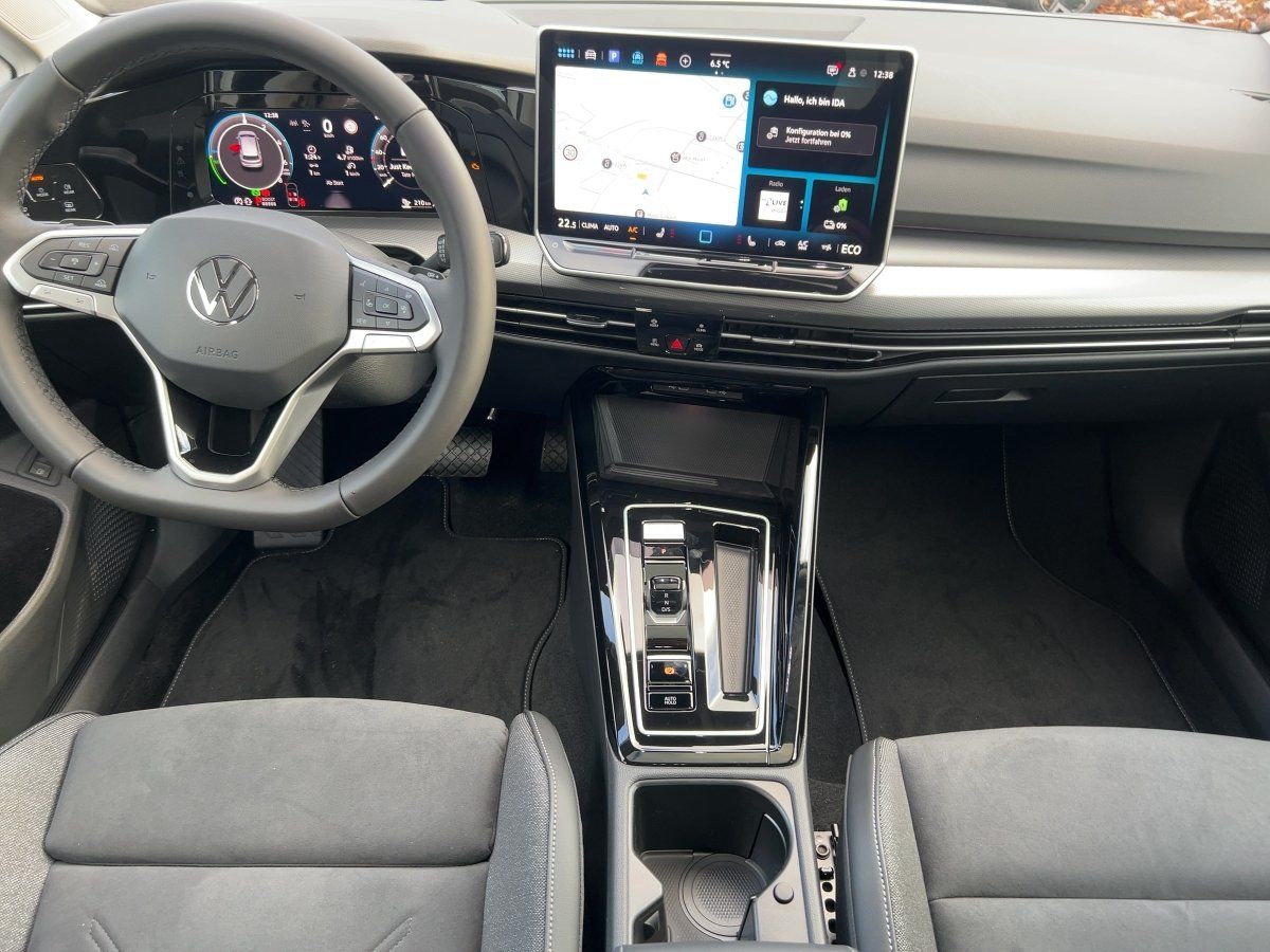 Fahrzeugabbildung Volkswagen Golf 1.5 eHybrid Style AHK Navi HUD Pano DCC ASG