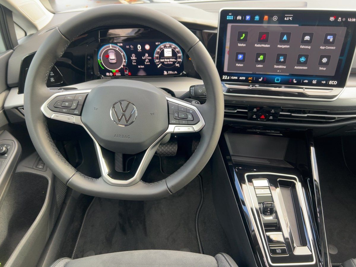 Fahrzeugabbildung Volkswagen Golf 1.5 eHybrid Style AHK Navi HUD Pano DCC ASG