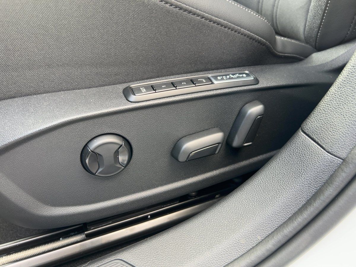 Fahrzeugabbildung Volkswagen Golf 1.5 eHybrid Style AHK Navi HUD Pano DCC ASG