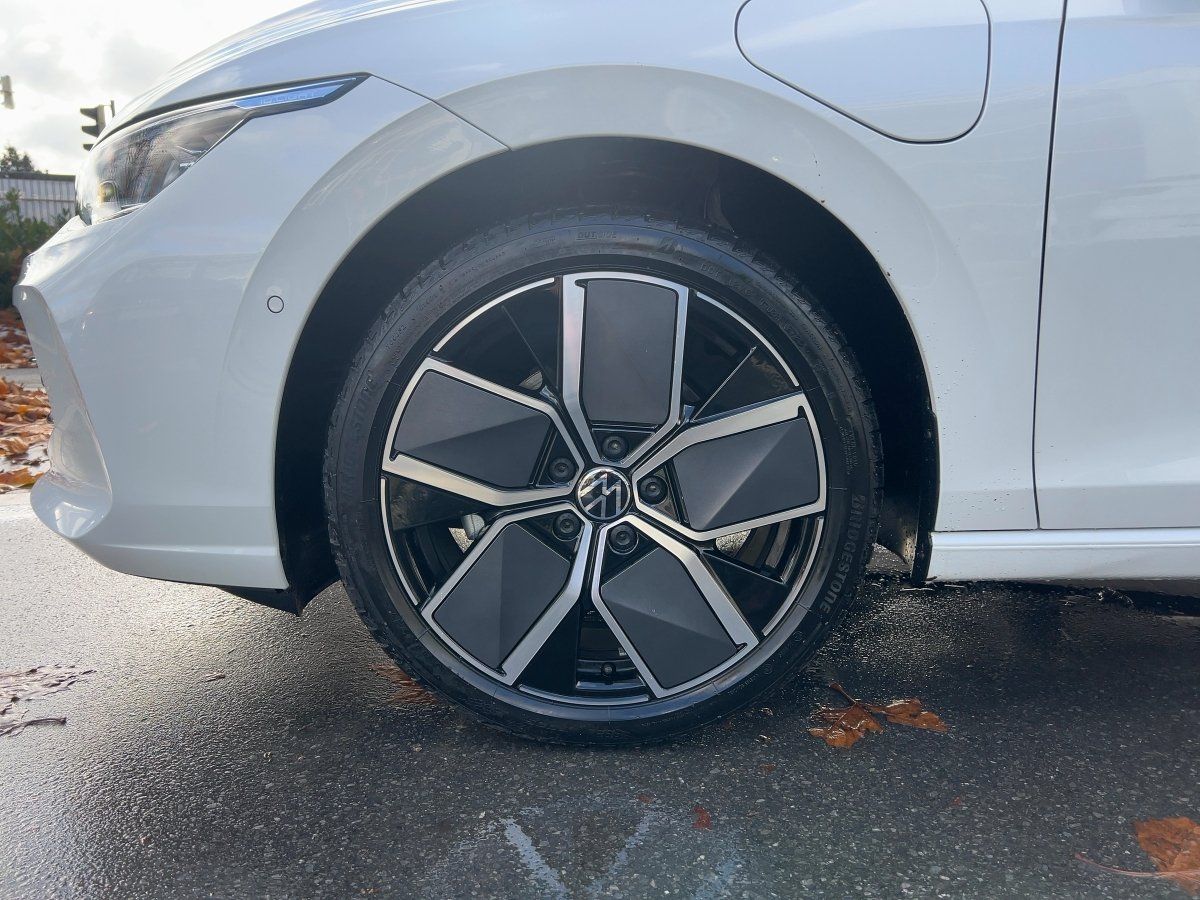 Fahrzeugabbildung Volkswagen Golf 1.5 eHybrid Style AHK Navi HUD Pano DCC ASG