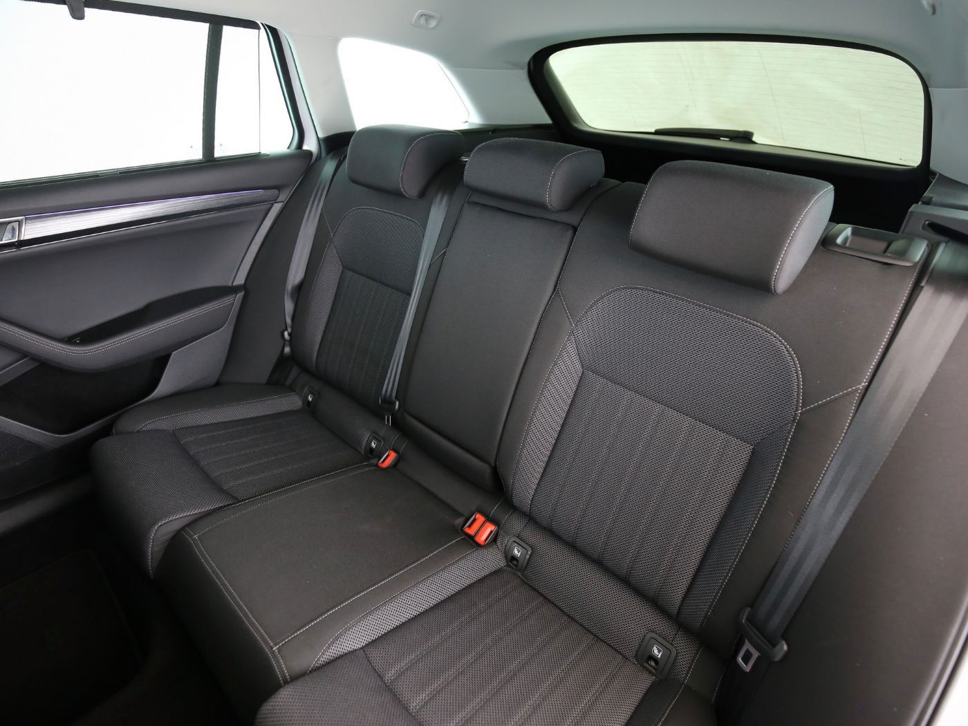 Fahrzeugabbildung SKODA Superb Combi 1.4 TSI Style iV Standhzg|4xSHZG|LM