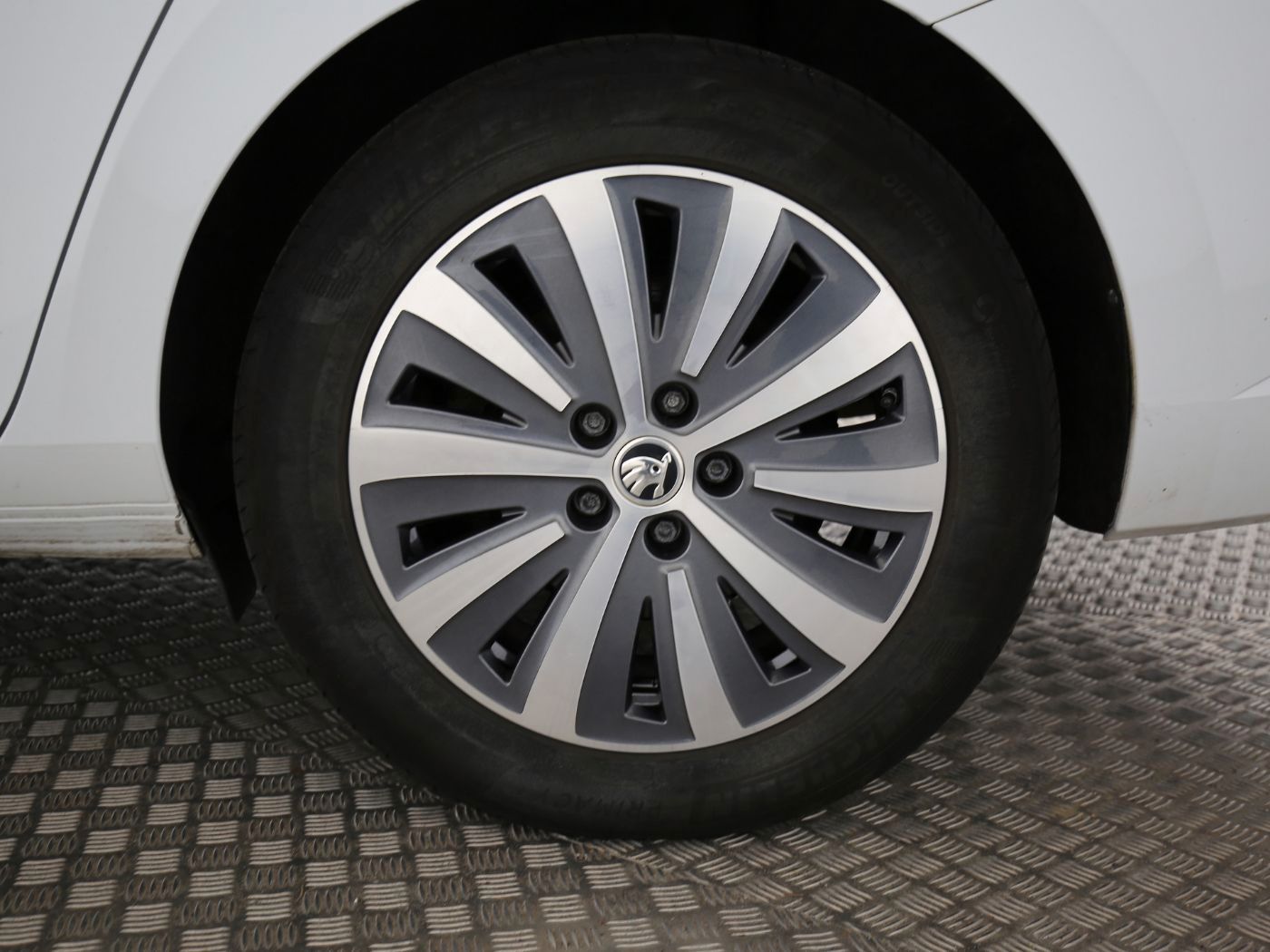 Fahrzeugabbildung SKODA Superb Combi 1.4 TSI Style iV Standhzg|4xSHZG|LM