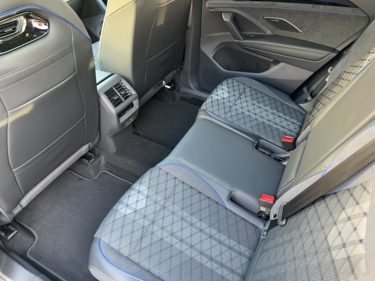 Fahrzeugabbildung Volkswagen Tayron R-Line TDI DSG AHK HUD Harman Kardon Pano