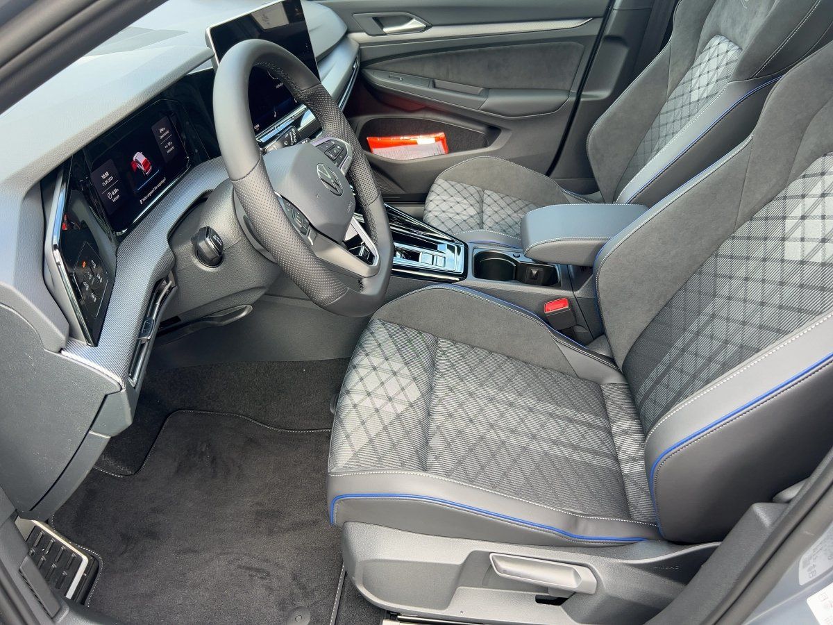 Fahrzeugabbildung Volkswagen Golf Variant TDI DSG R-Line AHK Navi HUD Pano 36