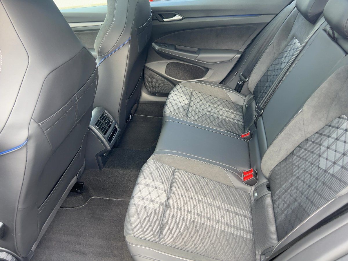 Fahrzeugabbildung Volkswagen Golf Variant TDI DSG R-Line AHK Navi HUD Pano 36