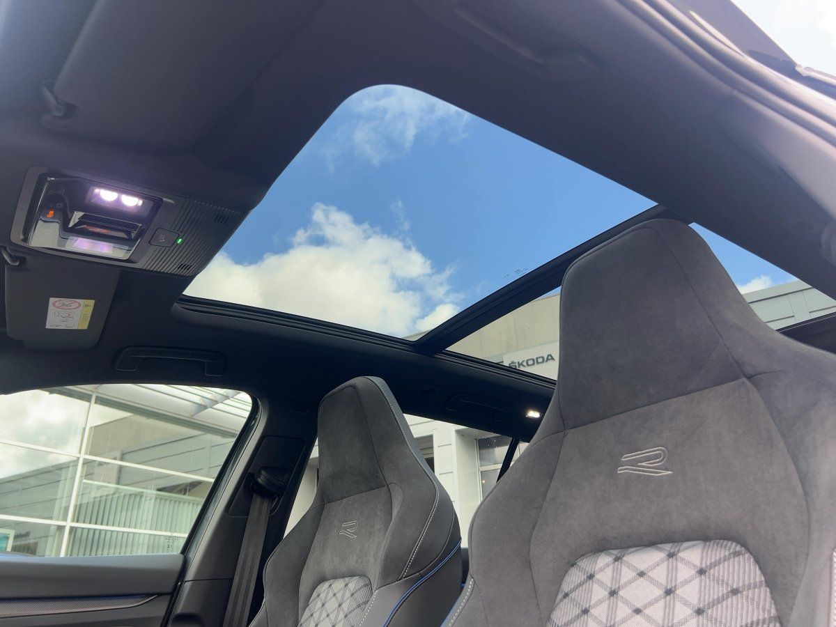 Fahrzeugabbildung Volkswagen Golf Variant TDI DSG R-Line AHK Navi HUD Pano 36