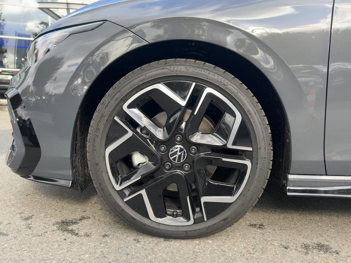 Fahrzeugabbildung Volkswagen Golf Variant TDI DSG R-Line AHK Navi HUD Pano 36