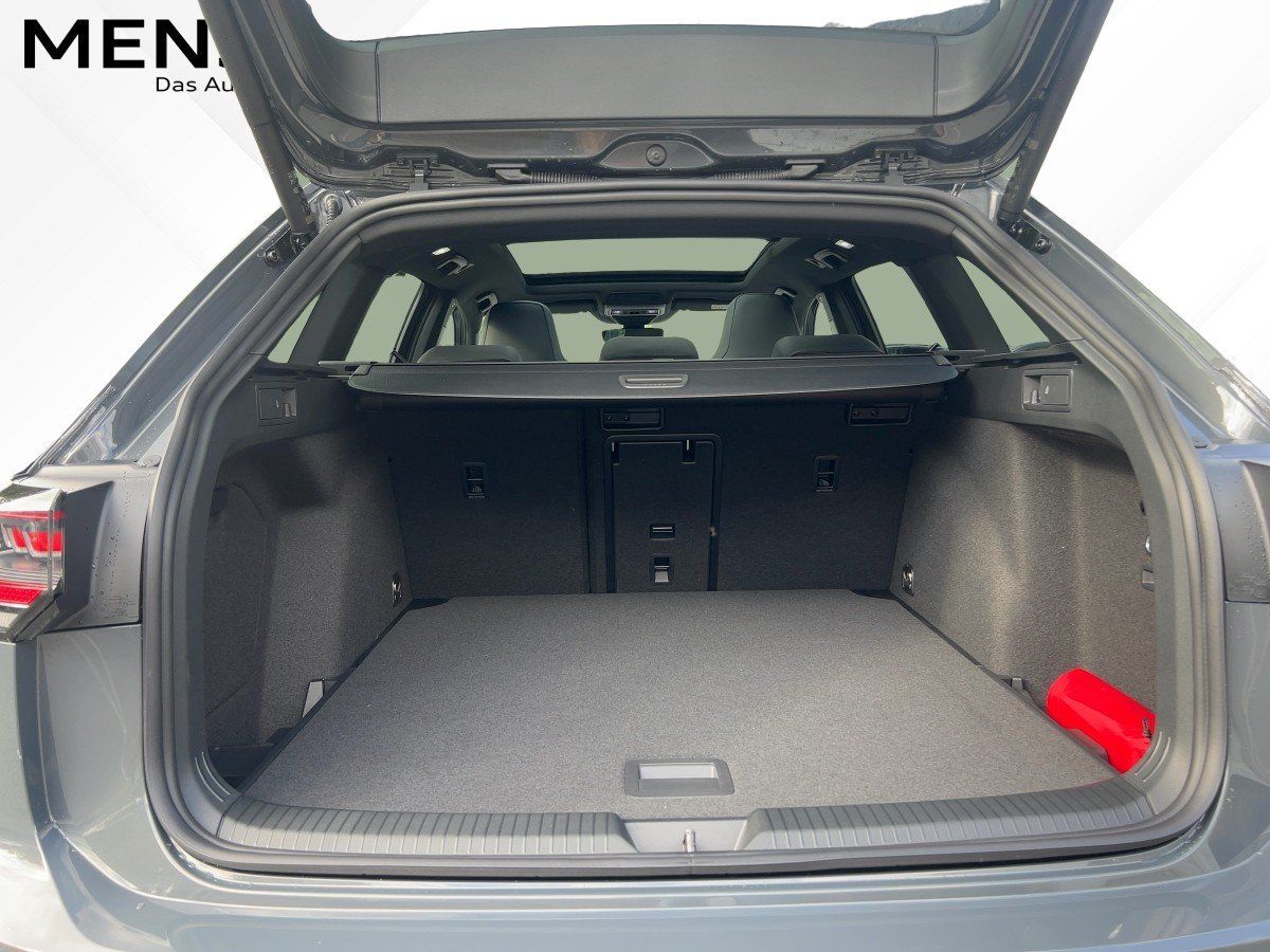 Fahrzeugabbildung Volkswagen Golf Variant TDI DSG R-Line AHK Navi HUD Pano 36