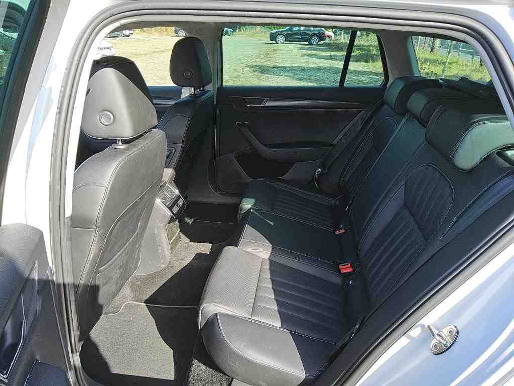 Fahrzeugabbildung SKODA Superb Combi 2.0 TDI Premium Edition ACC|LED|PDC