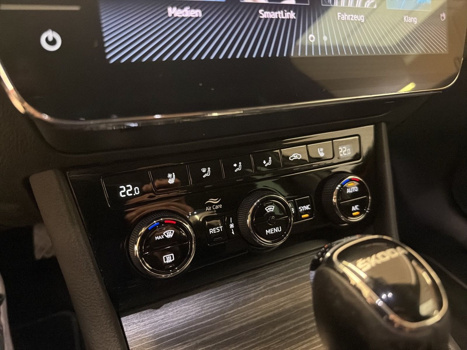 Fahrzeugabbildung SKODA Superb Combi 2.0 TDI Premium Edition ACC|LED|PDC