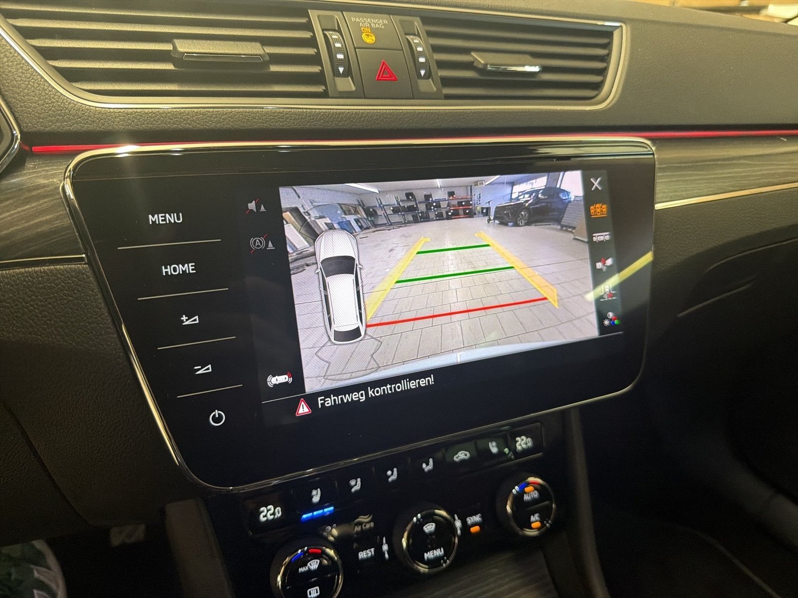Fahrzeugabbildung SKODA Superb Combi 2.0 TDI Premium Edition ACC|LED|PDC