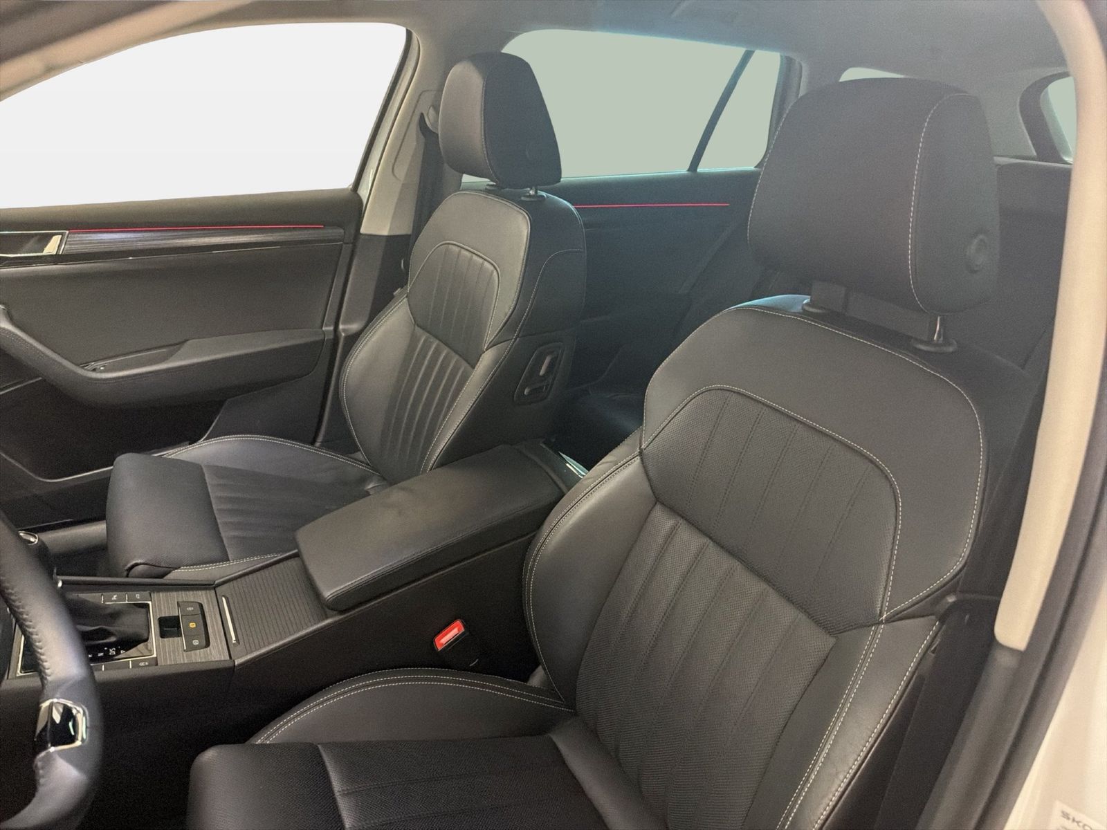 Fahrzeugabbildung SKODA Superb Combi 2.0 TDI Premium Edition ACC|LED|PDC