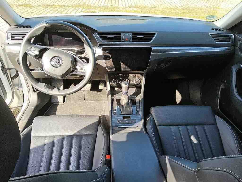 Fahrzeugabbildung SKODA Superb Combi 2.0 TDI Premium Edition ACC|LED|PDC