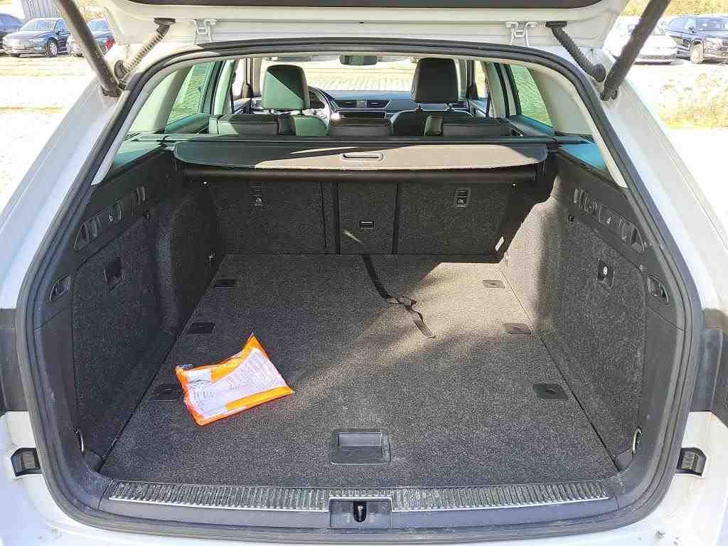 Fahrzeugabbildung SKODA Superb Combi 2.0 TDI Premium Edition ACC|LED|PDC