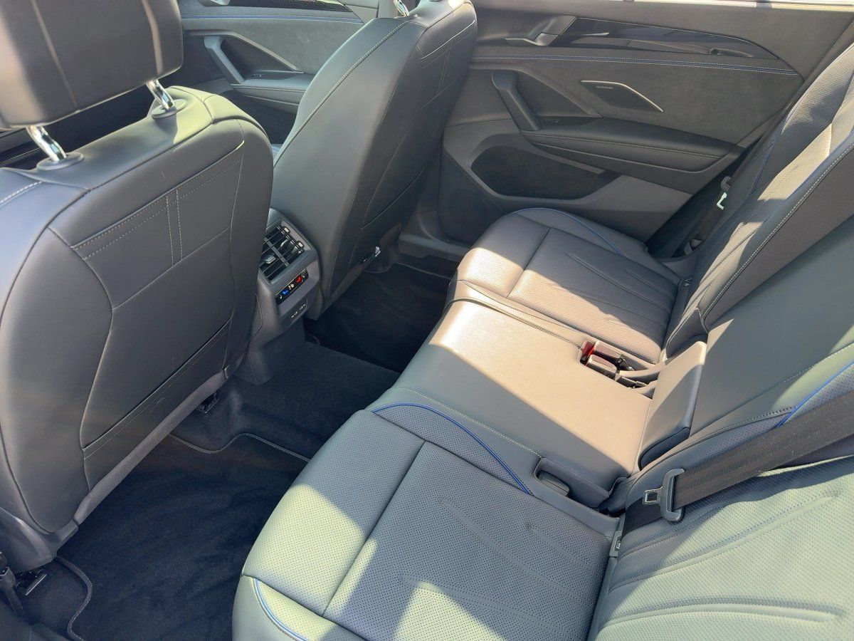 Fahrzeugabbildung Volkswagen Tayron R-Line 2.0 l TDI 4MOTION DSG AHK Leder Pa - mit KI generiert/bearbeitet