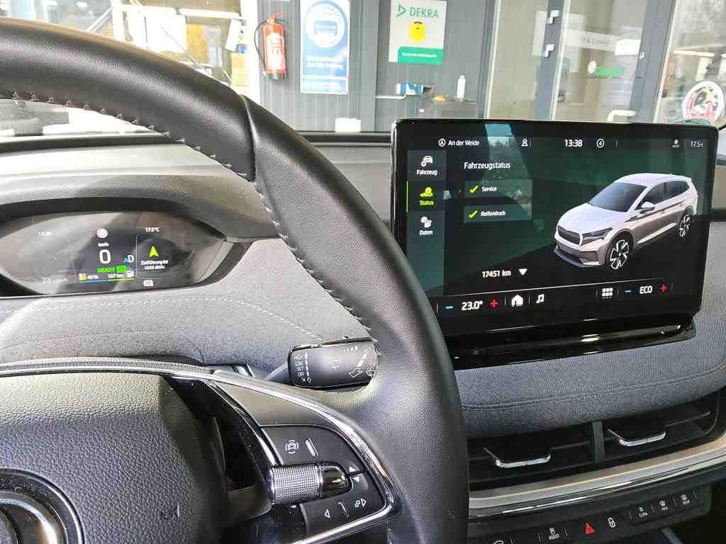 Fahrzeugabbildung SKODA Enyaq 50 Loft LED|VirtualCP|KlimaA|LaneAss|PDC