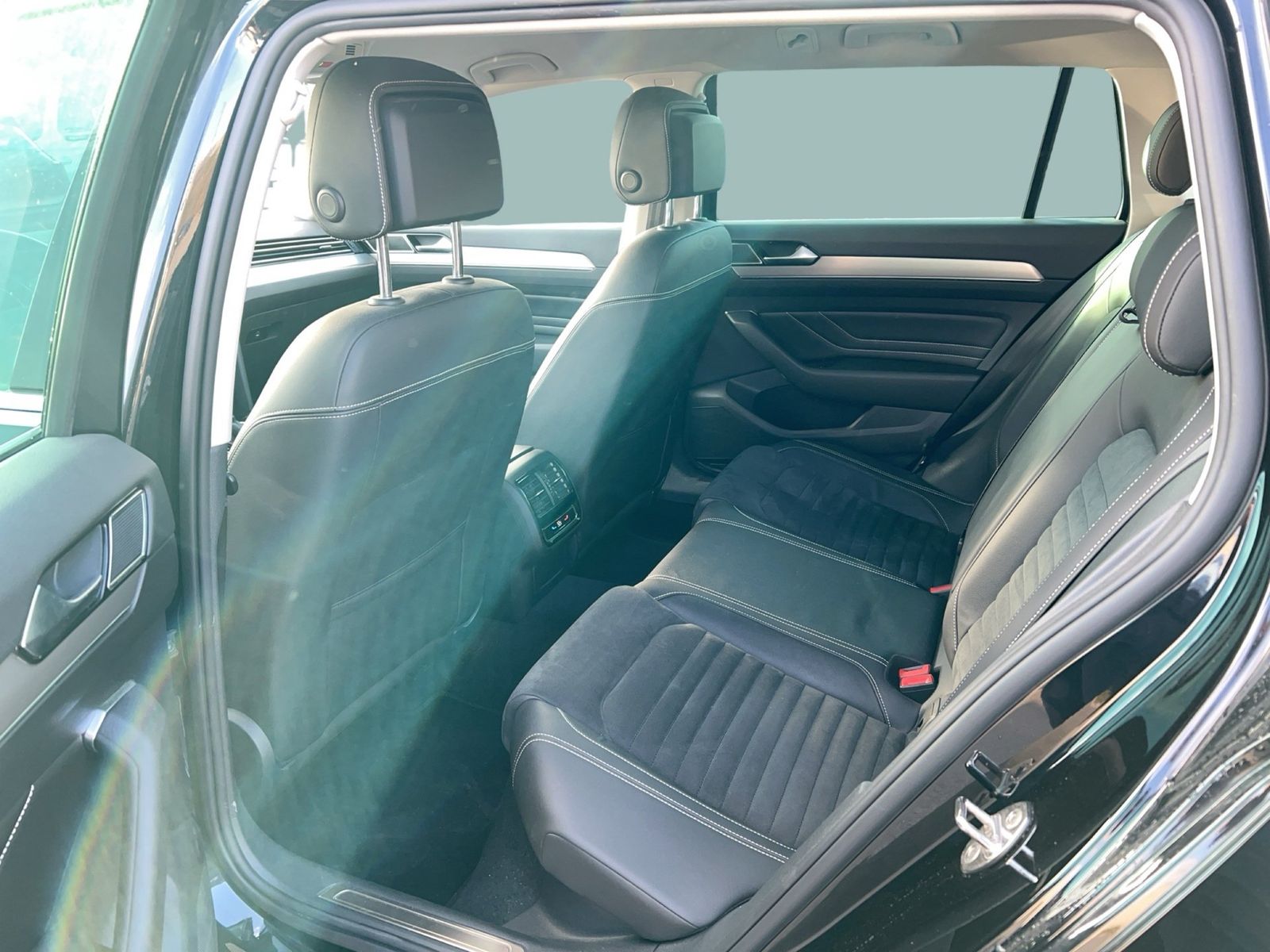 Fahrzeugabbildung Volkswagen Passat Variant 2.0 TDI DSG Elegance IQ.Light|AHK