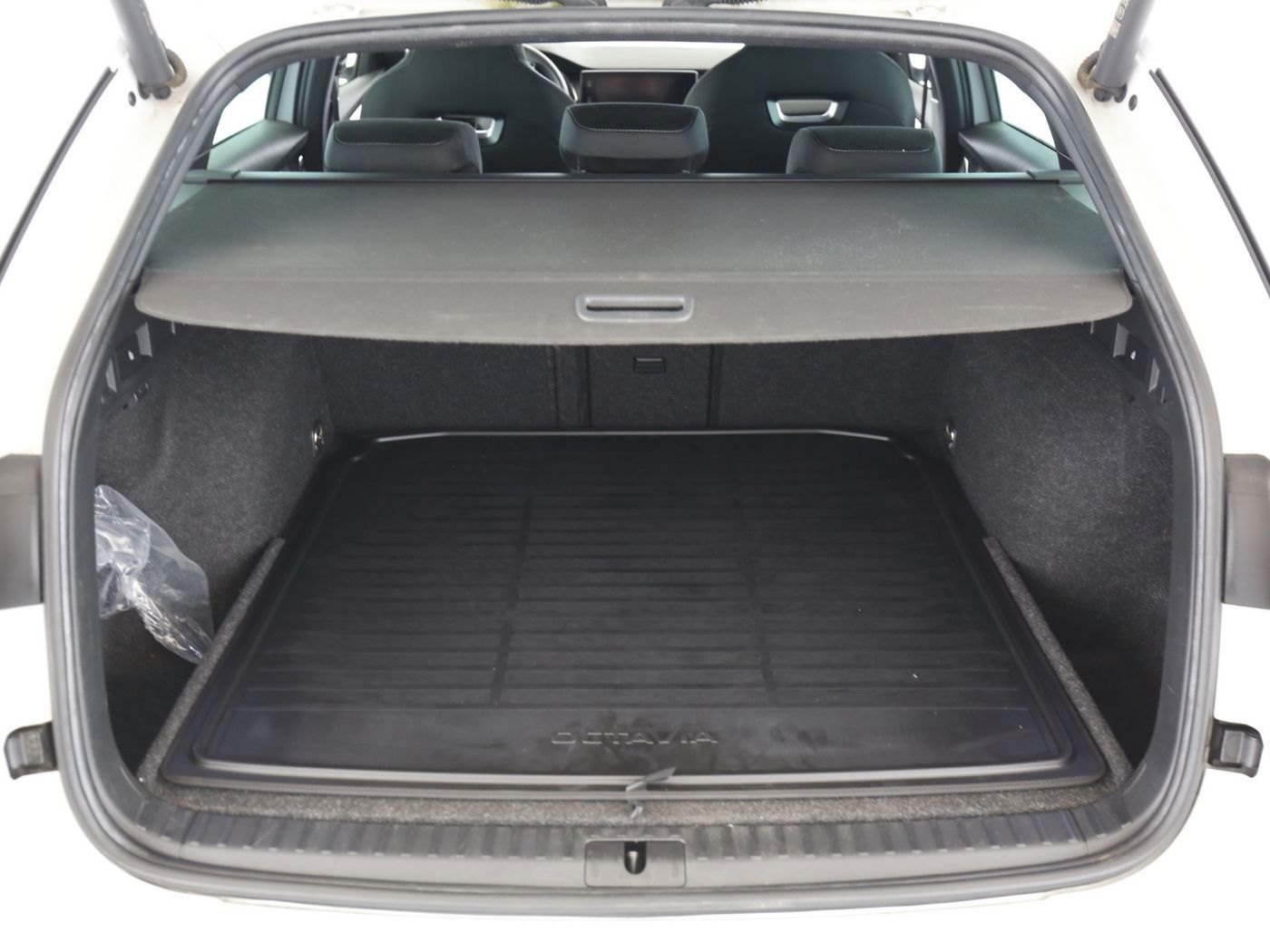 Fahrzeugabbildung SKODA Octavia Combi 2.0 TDI Sportline HUD|Pano|SD|ACC