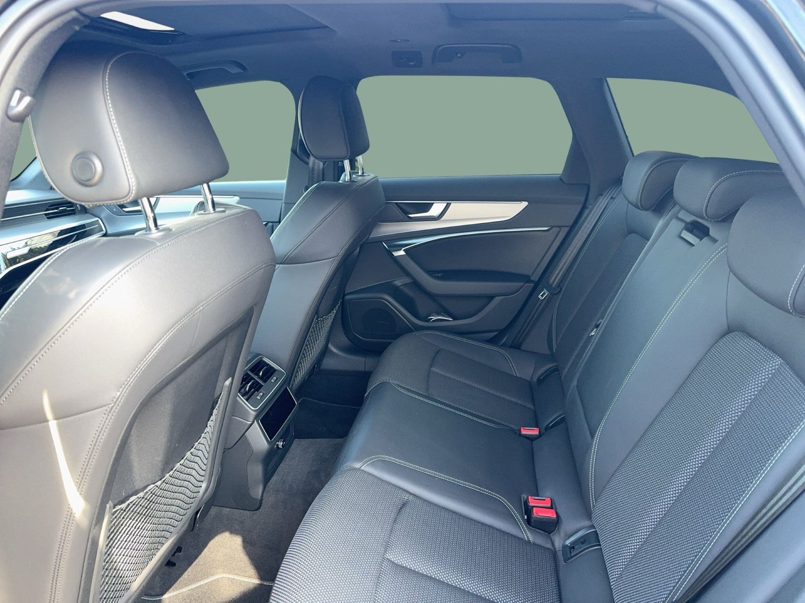 Fahrzeugabbildung Audi A6 Avant 50 TFSIe Quattro S tronic S line AHK